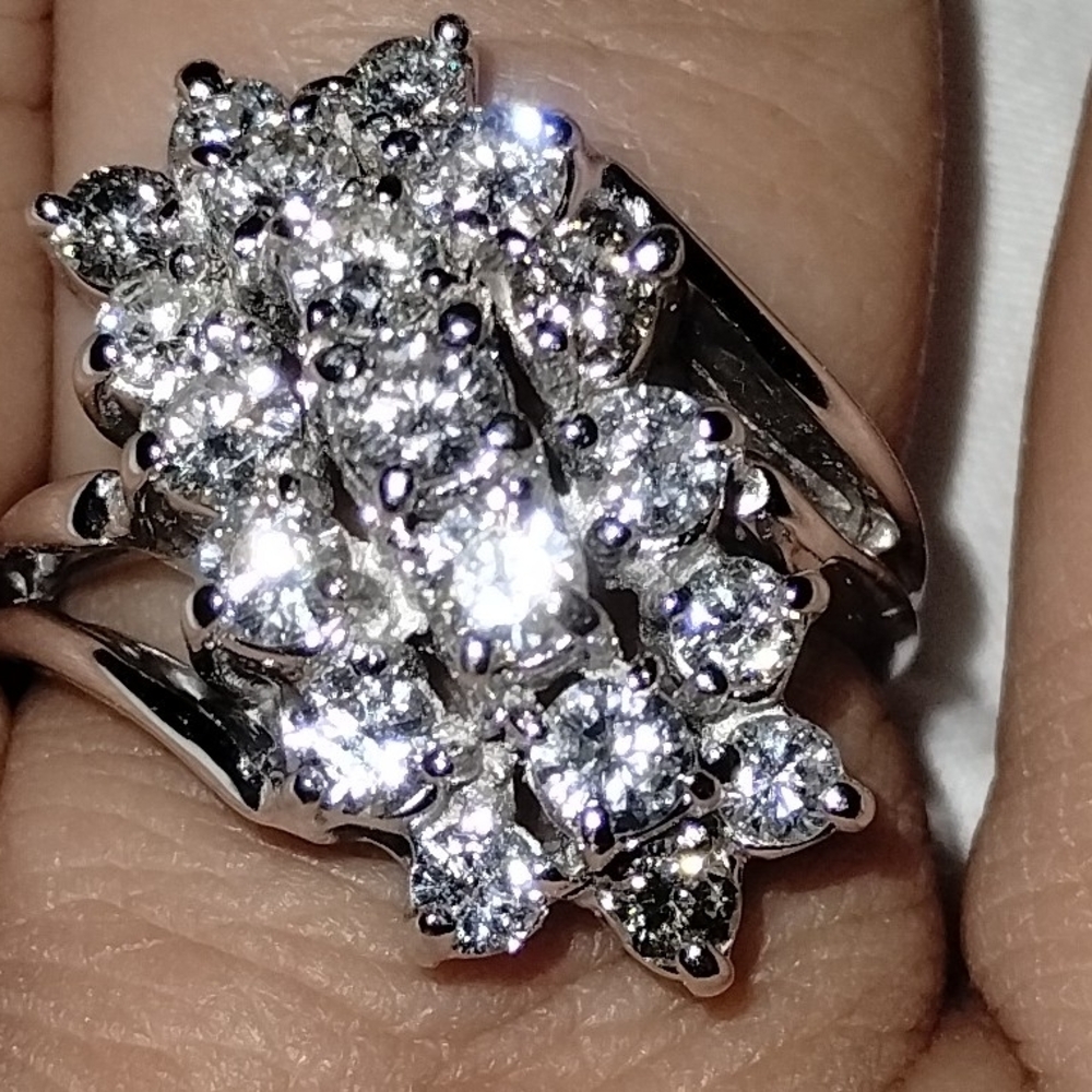 18K White Gold Ring With 19 Diamonds.